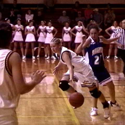 Loretto- #20 Lori Lindsey dribbles through traffic