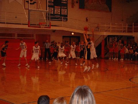 #24 Warren hits a three, Mt. P. #21 defends