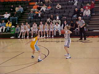 Amber Bailey trying to find an opening & team members watching from the bench.