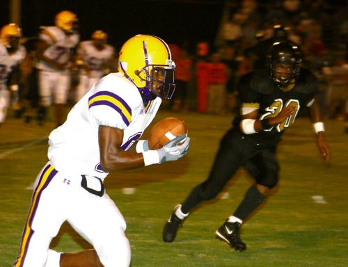 Charger Chris Burnett makes the catch.