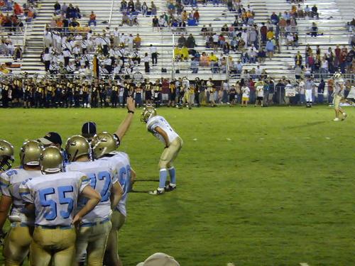 The Jets get set to receive the kick as the team looks on