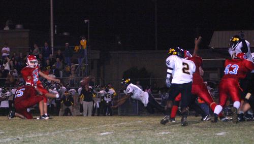 Tom Spellings kicks 28 yard field goal to put GC up 10-7 with 4.9 seconds to go.