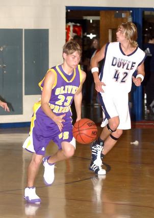David Collett heads down the floor for Oliver Springs.