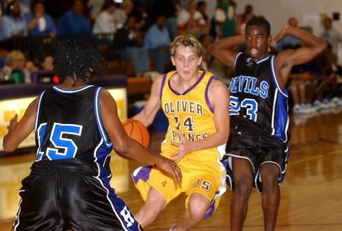Oliver Springs poit guard Jeff Bilyeu drives the lane against Harriman.