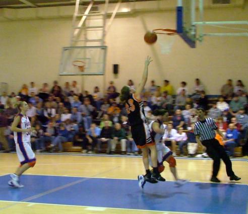 #23 Shanae Rayfield for a layup