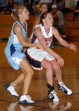 Kingston's Rachel Sitzlar makes a pass.