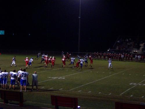 The Red Devils run a play -vs- the Tigers.