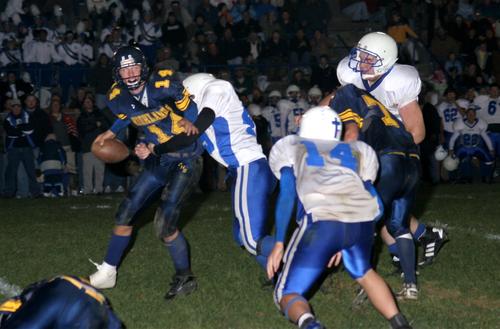 #14 Winchester completes the pass for  a 1st down