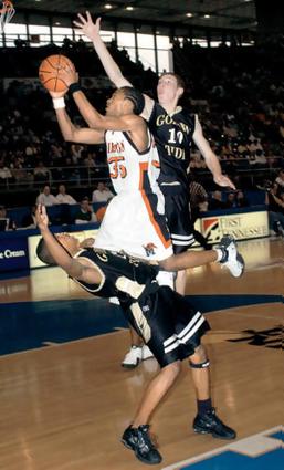 Marq Murden lays it in over Peabody defender