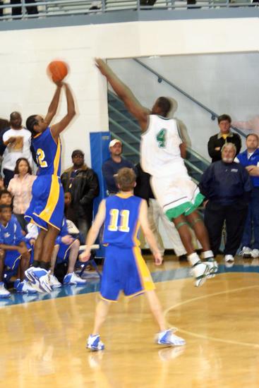 Tyrus Mann with the 3-pointer in the corner!