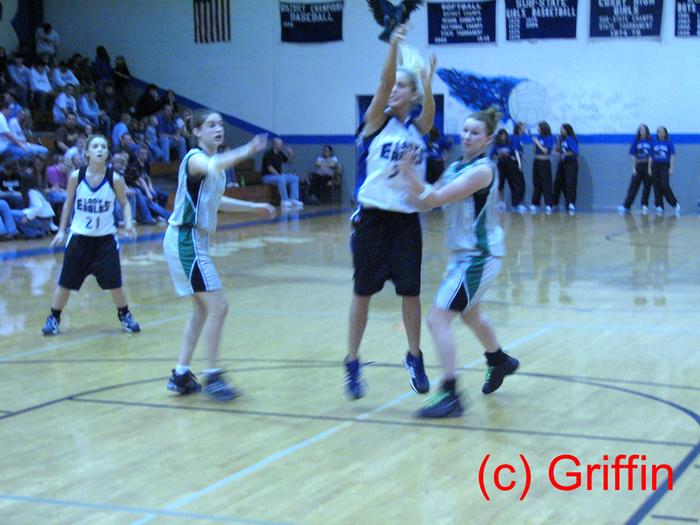 Jessie Daruna (white 31) fires from the line