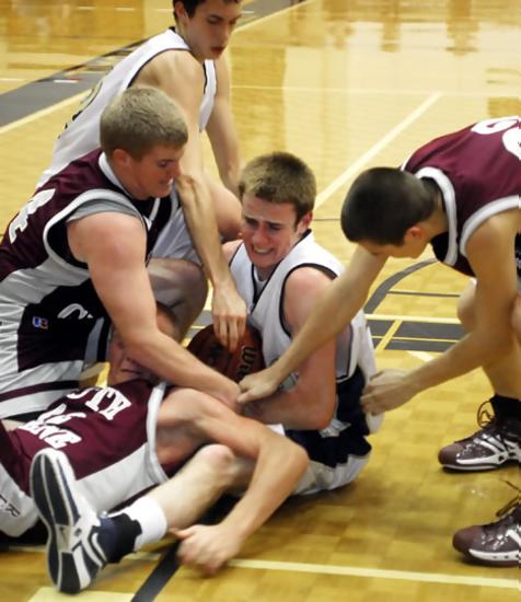 UHýs Otha King gets the ball in a scrum. King had 10 points for the Junior Bucs